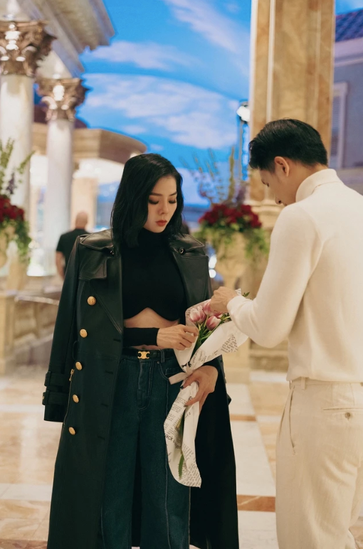 'Nữ hoàng phòng trà' được bạn trai quan tâm, chăm sóc hết mực.