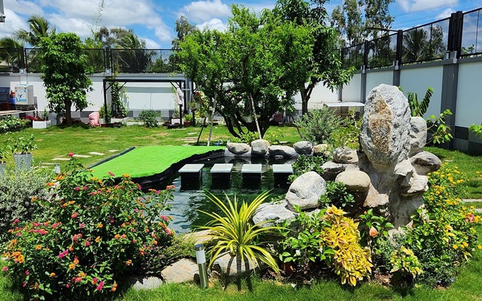 Anh trồng nhiều cây xanh tạo bóng mát, tăng tính thẩm mỹ và bố trí các bộ bàn trà, ghế nghỉ để gia đình ngồi thư giãn.