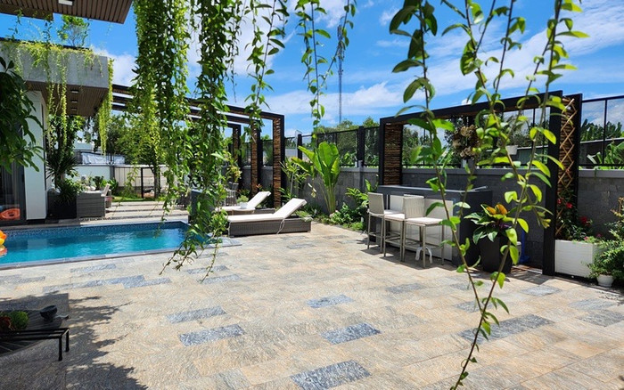 Ca sĩ hé lộ vợ chồng anh khởi công thực hiện ngôi nhà từ tháng 10/2022. Trong thời gian này, Quách Thành Danh chủ yếu quản lý từ xa, thỉnh thoảng mới về giám sát trực tiếp.