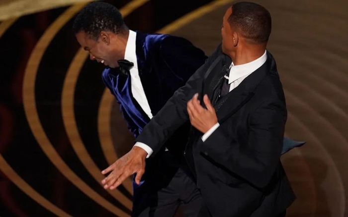 Will Smith tát Chris Rock trên sân khấu Oscar 2022.