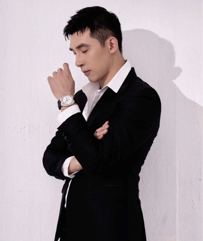 Ông xã nhà Midu còn được biết đến với biệt danh 'hoàng tử thương trường', điều này cho thấy diện mạo của nam doanh nhân cũng không phải dạng vừa.