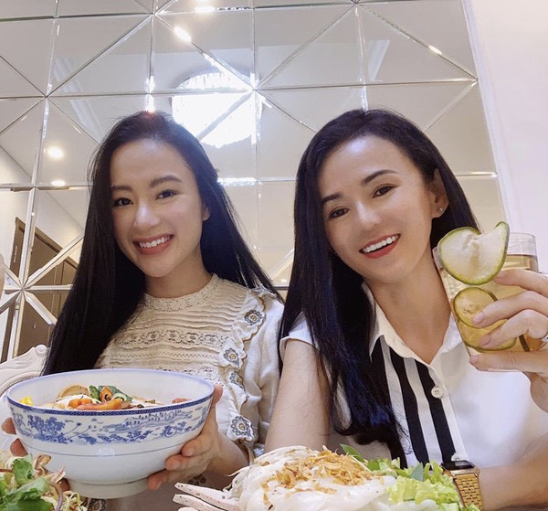 Trước đó, hai mẹ con Angela Phương Trinh đồng hành cùng nhau.