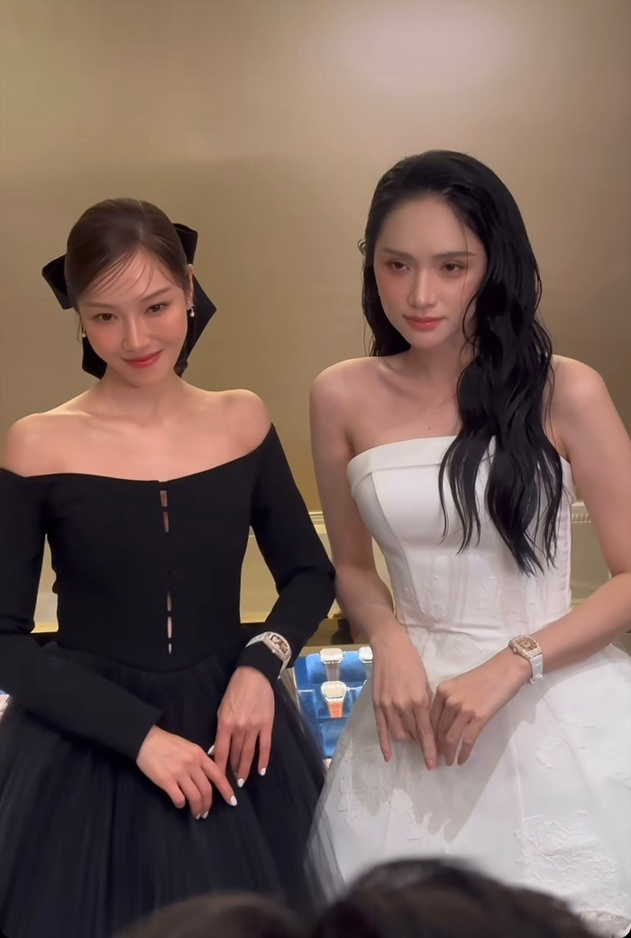 Trong mỗi lần xuất hiện, Hoa hậu Chuyển giới Quốc tế 2018 luôn gây sốt với làn da trắng phát sáng không thua kém gì Ngọc Trinh. Cũng nhờ ưu điểm này mà khi đọ sắc bên cạnh Jessica, Hương Giang cũng không hề lép vế.