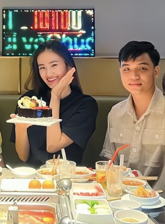 Khi xuống phố cùng Ý Nhi, Anh Kiệt ưu ái trang phục có độ thoải mái nhưng không kém phần lịch thiệp. 