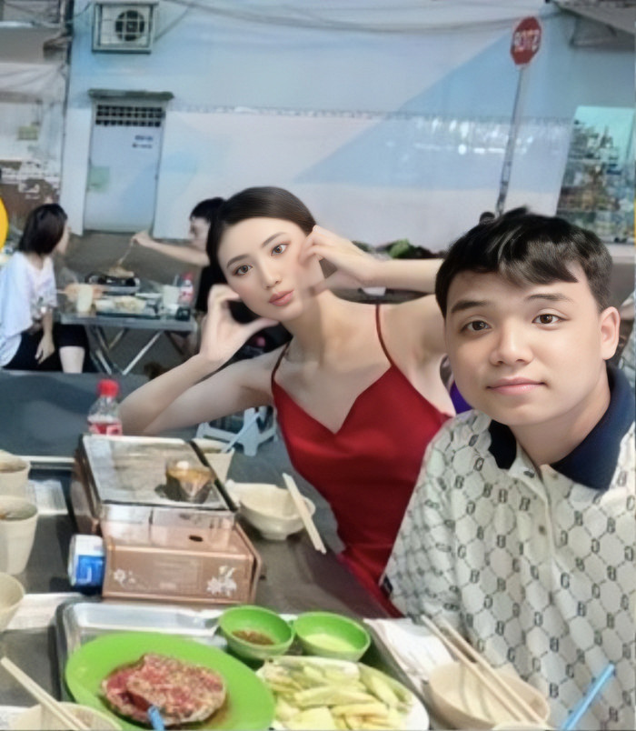 Không cần nhà hàng sang trọng, đắt đỏ, cặp đôi dành thời gian ăn tối cùng nhau tại quán nhỏ ven đường. Nam sinh diện áo polo cổ trụ có họa tiết đặc trưng của thương hiệu.  