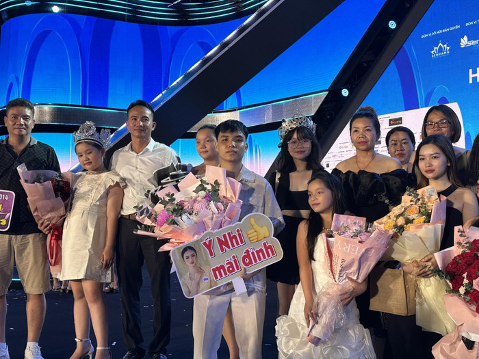 So sánh với khoảnh khắc chúc mừng người đẹp Bình Định đăng quang Miss World Vietnam 2023, Anh Kiệt vẫn giữ đúng hình tượng. Chàng trai sinh năm 2002 lọt vào ống kính truyền thông với vẻ ngoài giản dị. Áo sơ mi kiểu cổ trụ và quần âu màu nhã luôn là bản phối mà bạn trai Ý Nhi yêu thích.  