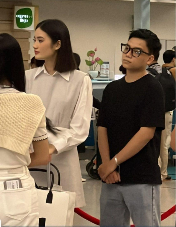 Ngày Ý Nhi lên đường sang Úc học tập, Anh Kiệt luôn kề cận bên cô. Khác với vẻ ngoài trau chuốt của bạn gái, Anh Kiệt lại vô cùng giản đơn khi mặc áo phông trơn và quần denim. Bạn trai Ý Nhi hỗ trợ cô đẩy và cân hành lí, hoàn tất thủ tục tại sân bay Việt Nam.  