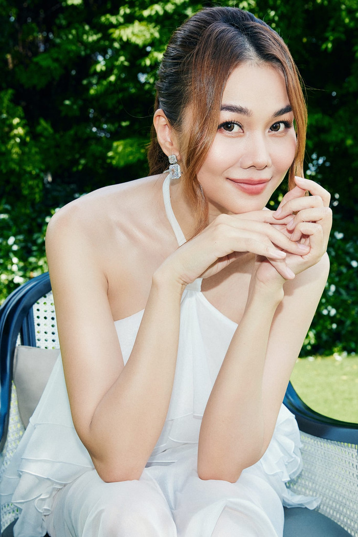 Bên dưới bài đăng, khán giả không khỏi trầm trồ về vóc dáng và nhan sắc của Thanh Hằng. Hàng loạt bình luận không ngớt lời khen ngợi cô nàng ngày càng trẻ hóa, thậm chí còn hỏi xin bí quyết chăm da giữ dáng. 