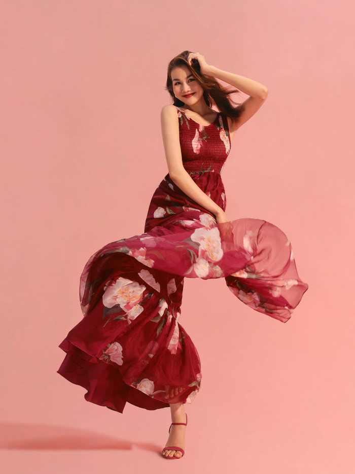 Không giấu riêng cho mình, Thanh Hằng hài hước tiết lộ bí quyết có liên quan đến ông xã. Mỹ nhân chân dài 1,2m hài hước chia sẻ: “Có vẻ tui đi ngược về sự lão hóa.. lấy chồng xong tui trẻ hơn thì phải. Quý vị có thấy vậy không”.