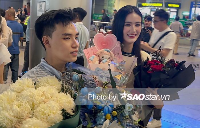 Dù có ở cương vị khác, Ý Nhi và bạn trai vẫn bên nhau hạnh phúc như ngày đầu. 