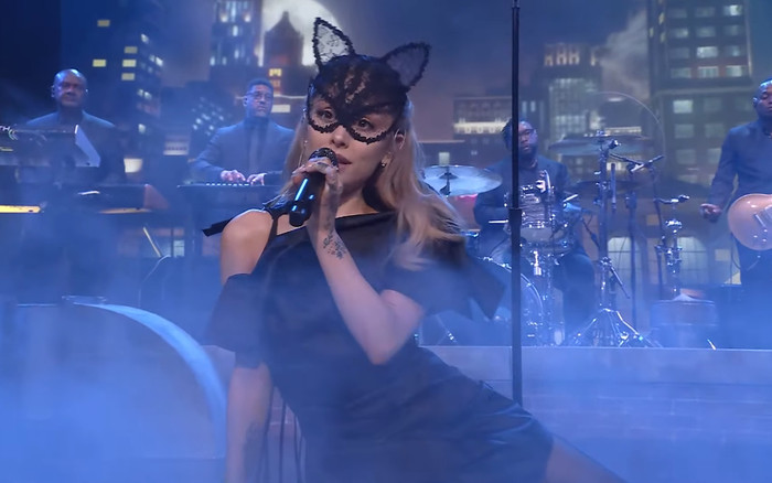 Ariana Grande hát live 'siêu phẩm' trên show của Jimmy Fallon, fan đòi 'cất luôn bản gốc' Ảnh 2