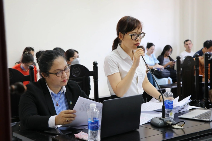 Đại diện nguyên đơn tại tòa. Ảnh: Dân Trí