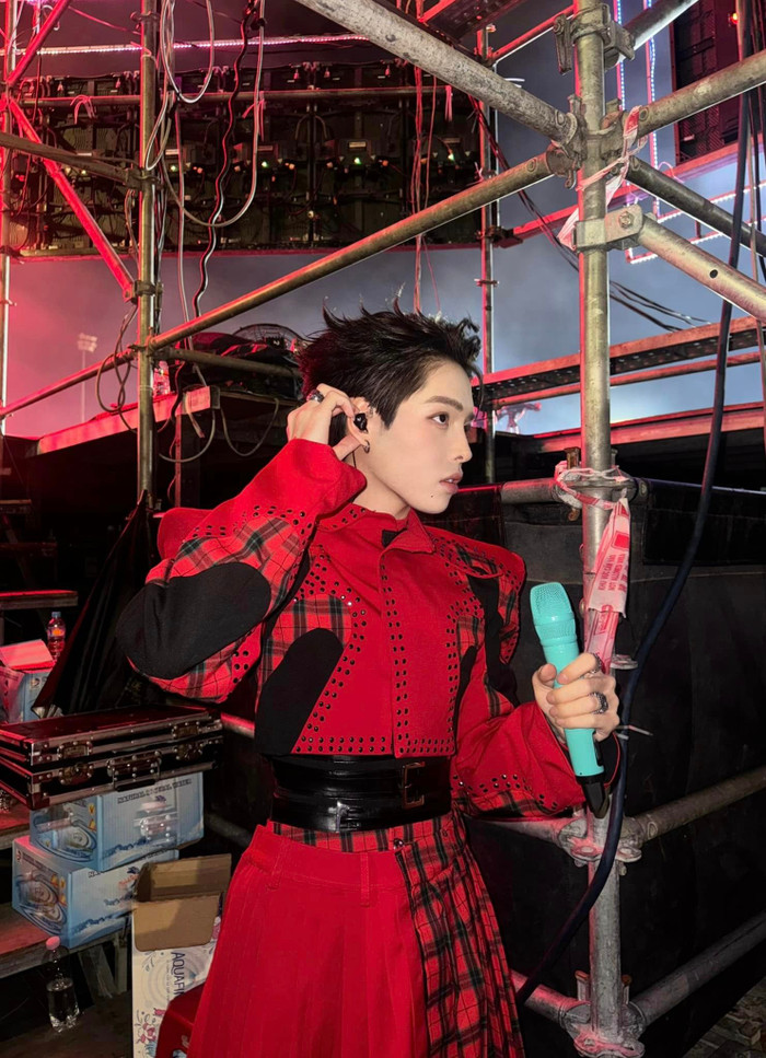 Chiếc micro màu xanh được Đức Phúc đặt làm riêng để phục vụ cho công việc ca hát của mình.