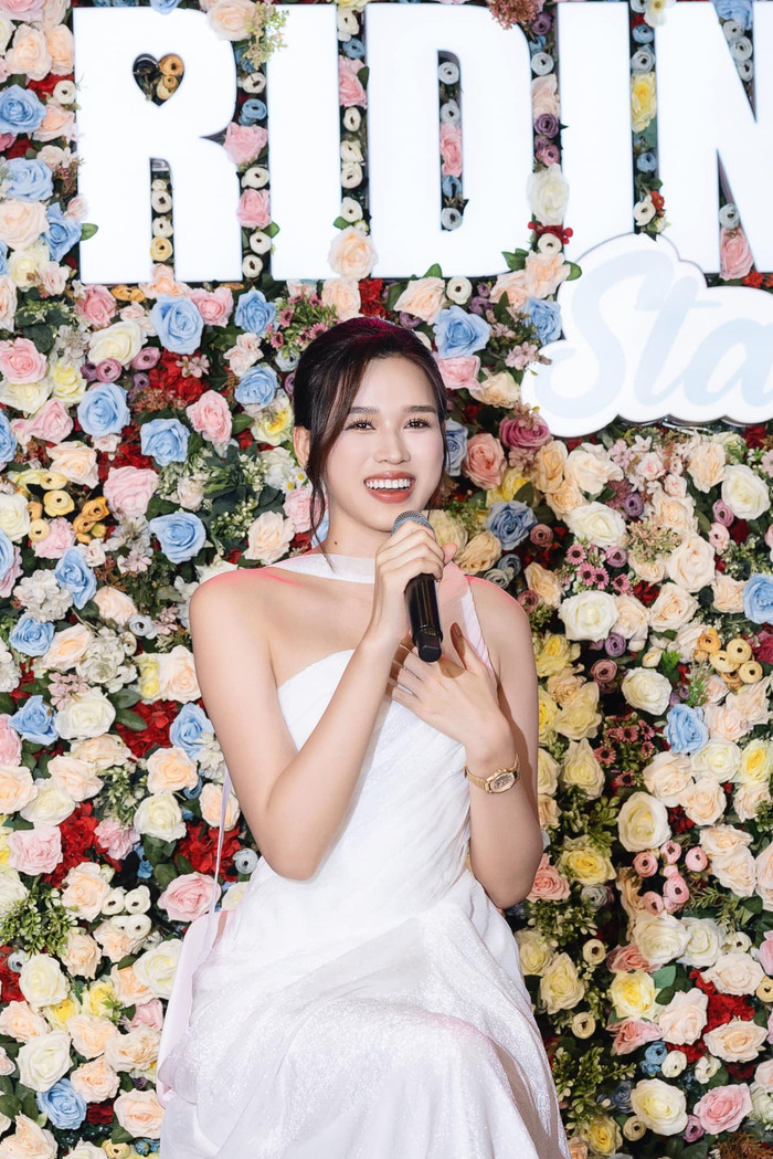 Hoa hậu Đỗ Thị Hà được nhận xét nhan sắc thăng hạng sau khi tháo niềng.  