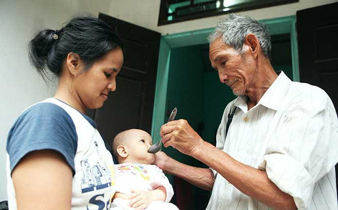 Cuộc sống của cô gái 29 tuổi lấy người đàn ông 73 tuổi bất chấp lời dị nghị của dân làng Ảnh 2