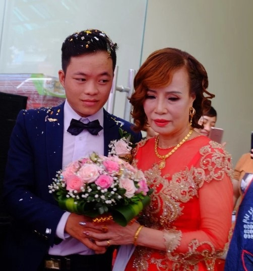 Thời điểm đó, cặp đôi tổ chức đám cưới rình rang, thế nhưng, người chúc phúc thì ít mà người mỉa mai thì nhiều. Thậm chí, có người còn đồn đoán hôn nhân của cặp đôi sẽ không kéo dài