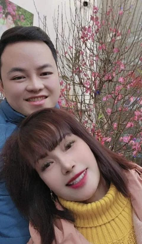 Bên cạnh được chồng yêu thương, chiều chuộng như 'em bé', chị Thu Sao cũng luôn nỗ lực trong việc níu giữ tuổi xuân. Chị không ngại đánh đổi tiền bạc, sức khỏe để trải qua các ca phẫu thuật thẩm mỹ lớn nhỏ để có diện mạo hiện tại