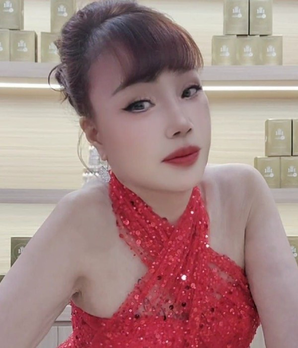 Thật khó tin đây là nhan sắc của người phụ nữ U70. 