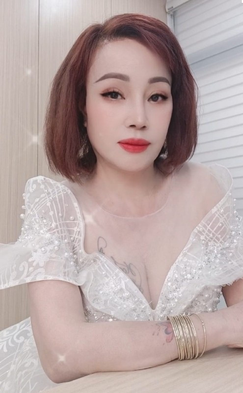 Thu Sao U70 khiến cư dân mạng phải ngỡ ngàng trước diện mạo trẻ trung, xinh đẹp, làn da căng bóng như gái đôi mươi.