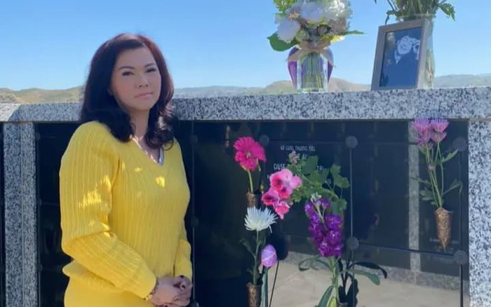 Bà xã cố nghệ sĩ Chí Tài thăm mộ chồng ngày cuối tuần Ảnh 2