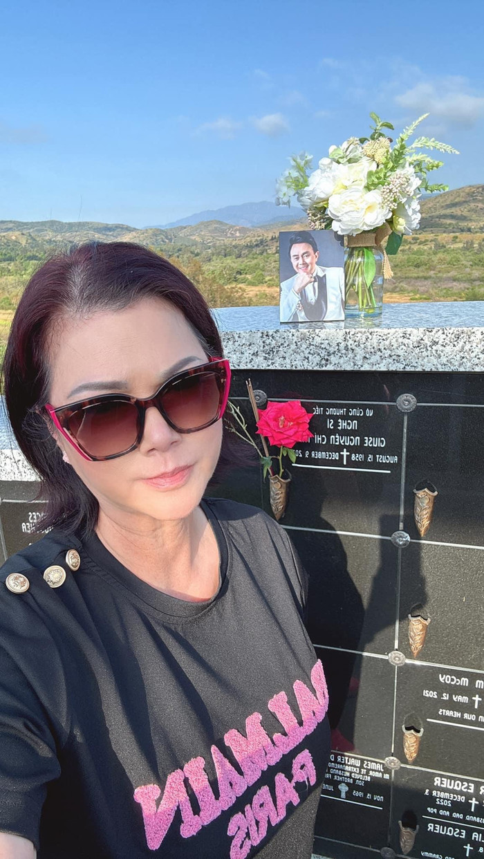 Ca sĩ Phương Loan đến thăm mộ chồng ngày cuối tuần.