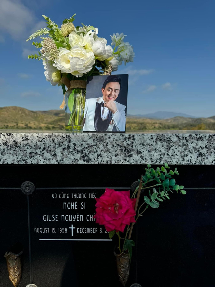 Bạn bè, người thân thường xuyên đến thắp hương cho nghệ sĩ Chí Tài.