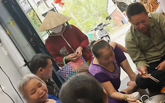 2 năm xa quê, cô gái đóng giả người bán vé số lừa mẹ mua và đoạn kết khiến cả nhà bật khóc Ảnh 2