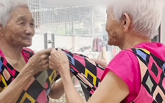 Được cháu mua cho chiếc váy mới, cụ bà vội ra khoe với người bạn tri kỉ khiến dân mạng cười ngất Ảnh 2