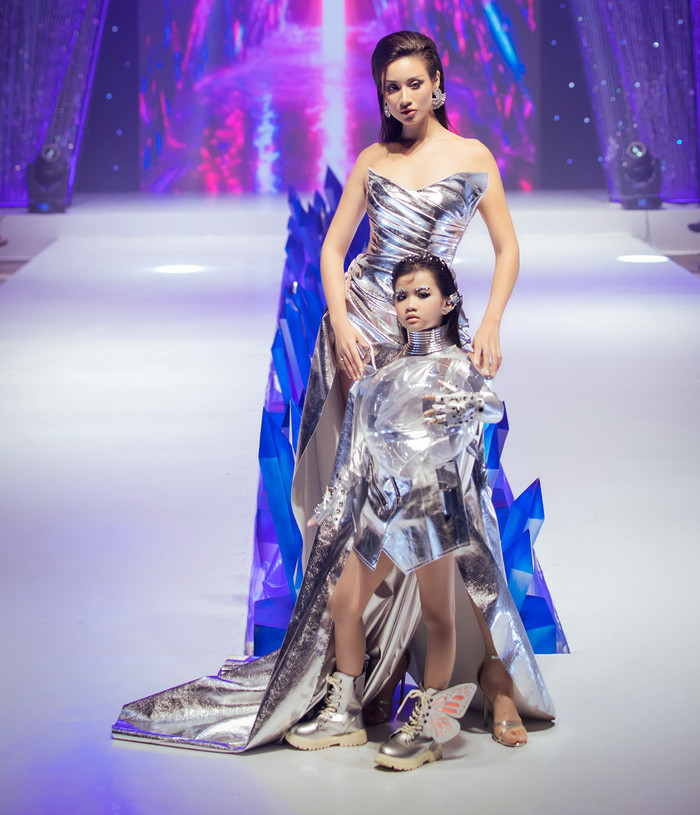 Lydie Vũ khoe thần thái tự tin trên sàn catwalk.