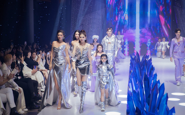 Dàn khách mời hùng hậu đội mưa dự show thời trang của siêu mẫu Kim Phụng Ảnh 2