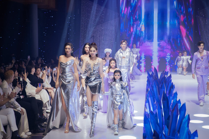 Dàn khách mời góp mặt tại thảm đỏ và biểu diễn thu hút sự chú ý của giới mộ điệu.