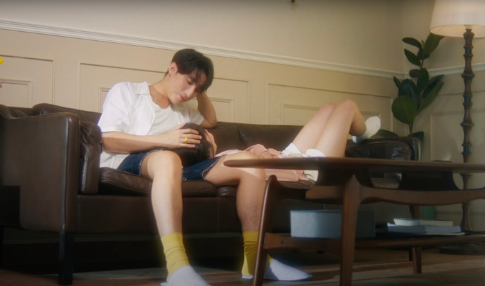 Khác với 'giao diện' chất chơi ngày thường, visual của Sơn Tùng trong MV mới sáng bừng như idol Hàn Quốc.