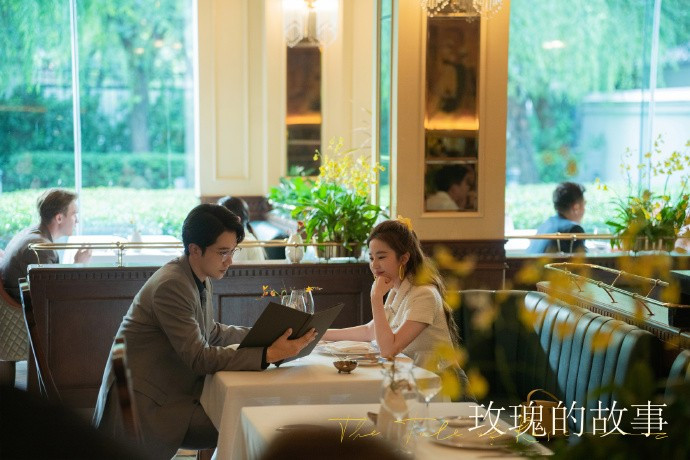 Bám sát tạo hình nhân vật, Lưu Diệc Phi trong phim thường diện bộ váy đơn giản, thanh lịch, cùng mái tóc suôn mượt óng ả. Cô cũng đặc biệt chuộng lối trang điểm nhẹ nhàng  nên càng làm tôn lên nhan sắc tươi trẻ, khí chất thanh thuần của mỹ nhân này.