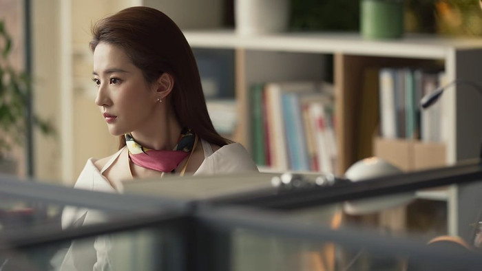 Đẹp rạng ngời không góc chết trong phim mới, nữ thần Cbiz được nhận xét: 'Cắt bừa một tấm ảnh cũng có thể làm poster', tạo hình và thần thái của Lưu Diệc Phi nhận về cơn mưa lời khen.