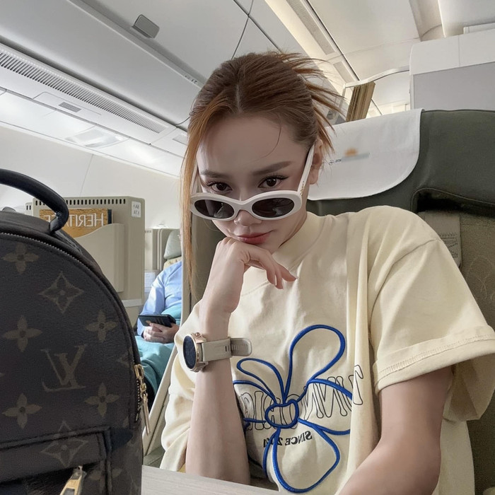 Nhã Phương tiết lộ cô mặc áo của chồng để đi ra sân bay.