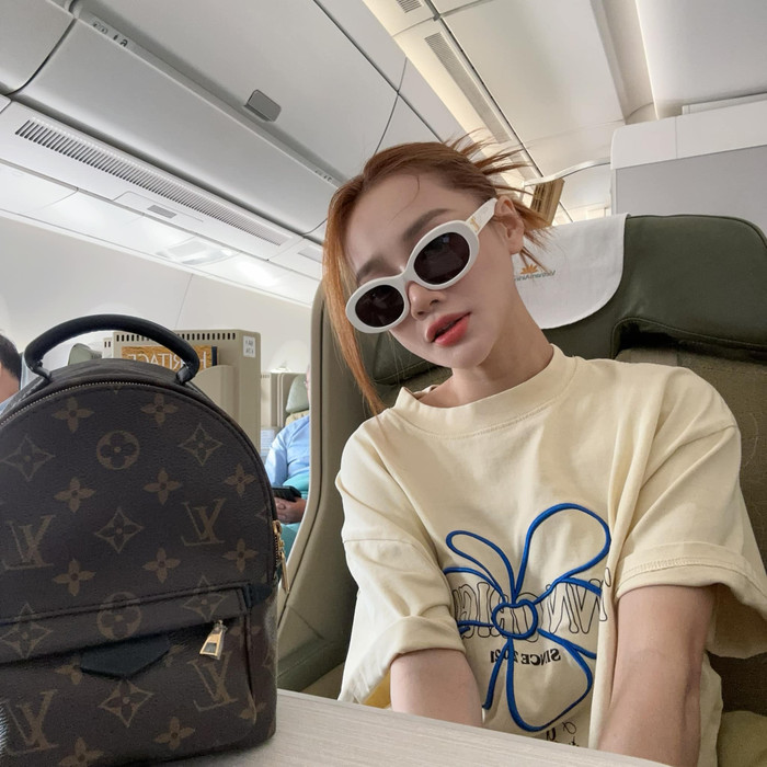 Nhã Phương hài hước chia sẻ: 'Trốn con đi đâu đây'.