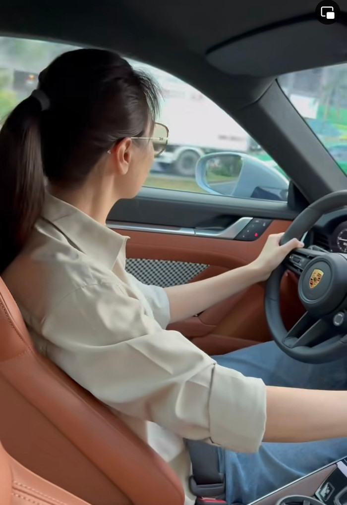 Đàm Thu Trang lái siêu xe cực mượt.
