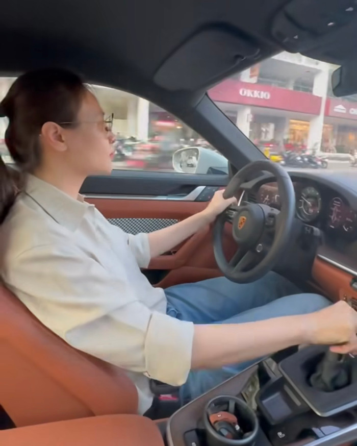 Khí chất sang chảnh của phu nhân chủ tịch.