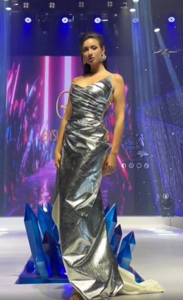 Lydie Vũ trình diễn thời trang với thần sắc kiêu sa. 