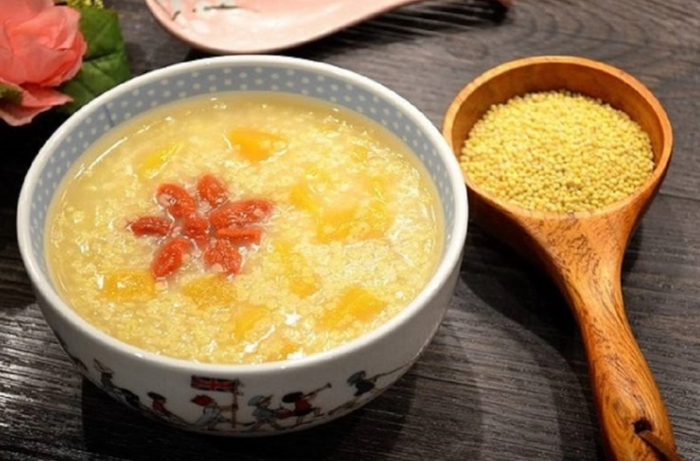 Chè kê ăn kèm bánh tráng vừng là một trong những món đặc trưng thường xuất hiện trong mâm cúng Tết Đoan Ngọ ở miền Trung 