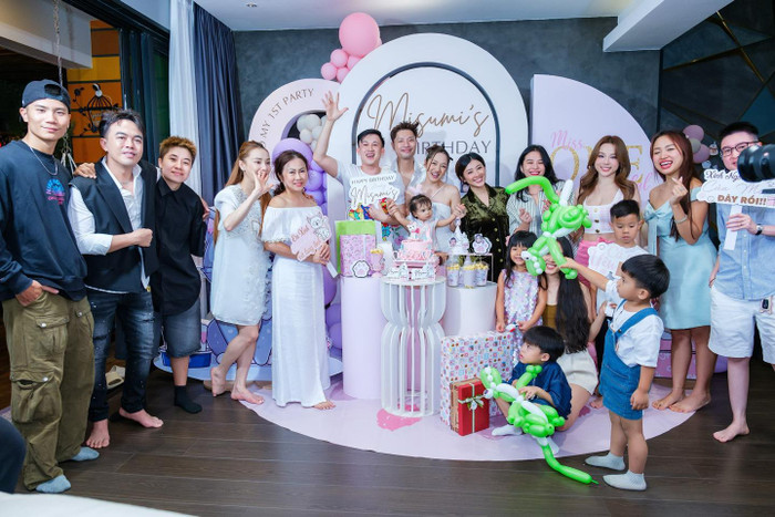 Bảo Anh hạnh phúc đón nhận tình cảm của đồng nghiệp tại tiệc sinh nhật mừng con gái Misumi. Nhiều nghệ sĩ đã đến chung vui với nữ ca sĩ. Ảnh: FBNV
