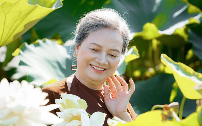 Bộ ảnh cụ bà chụp cùng sen trắng khiến dân mạng khen ngợi nức nở Ảnh 2