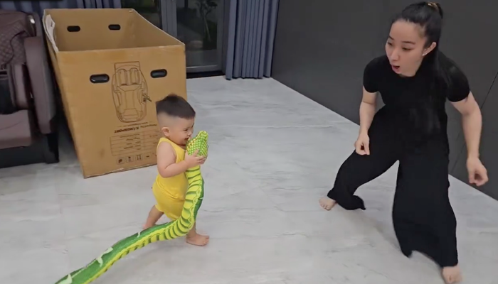 Thấy mẹ bỏ chạy, cậu bé càng được đà rượt theo để tặng quà cho bằng được