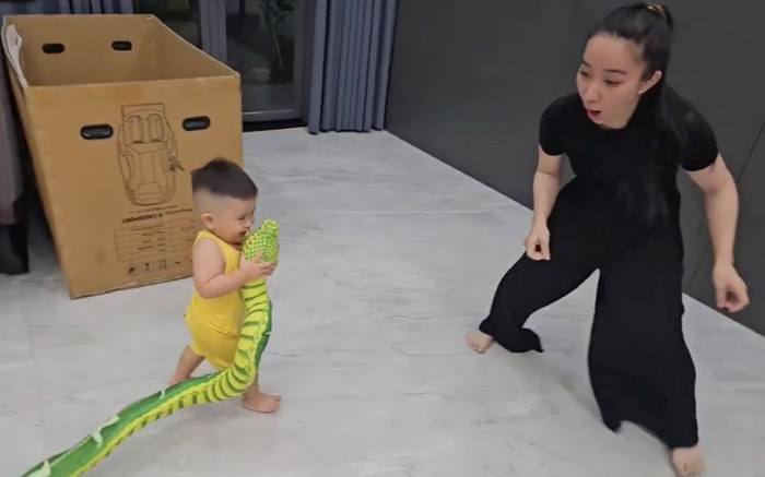 Thấy món quà của con trai, bà xã Lê Dương Bảo Lâm liền bỏ chạy quanh nhà Ảnh 2