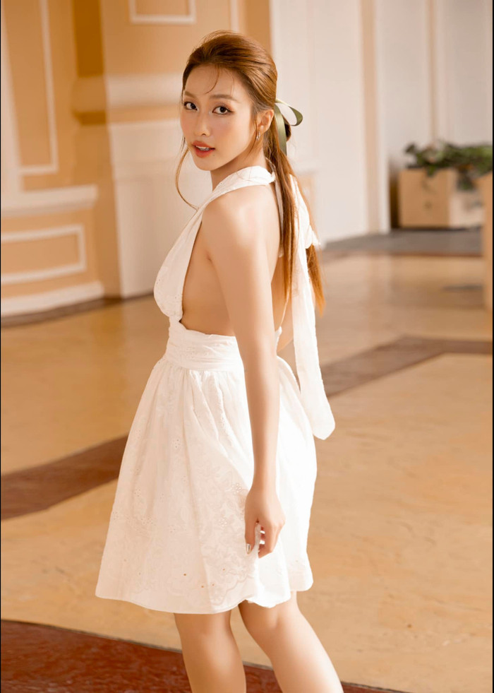 Ở tuổi 27, Khả Ngân vẫn giữ được nhan sắc trẻ trung, xinh đẹp.