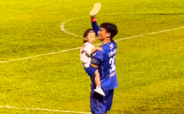 Bùi Tiến Dũng ôm con chạy khắp sân bóng Ảnh 2