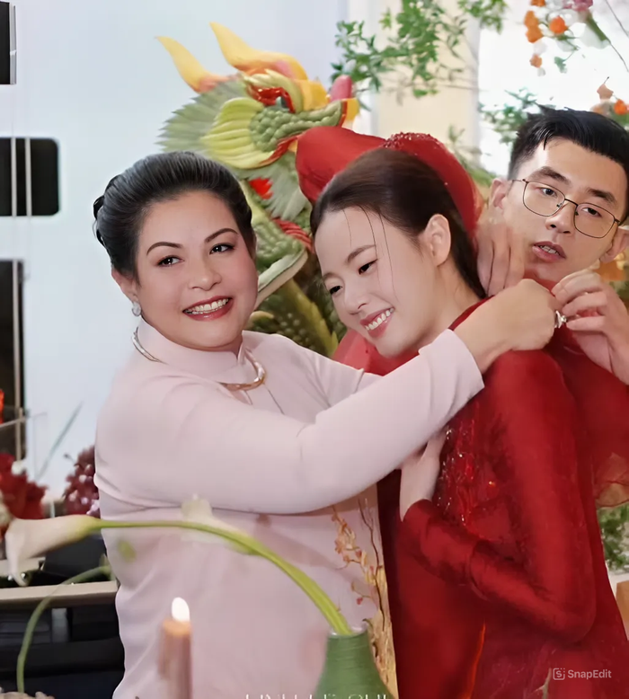 Mẹ chồng Midu trao quà cưới cho cô