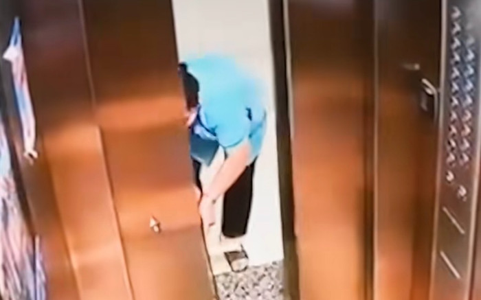 Dùng tấm kính chặn của thang máy, dân cư mạng điếng người khi nghe số tiền phải đền bù Ảnh 2