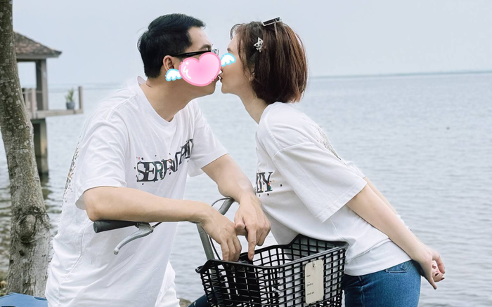 Hương Giang thoải mái hôn bạn trai giấu mặt. Ảnh: FBNV