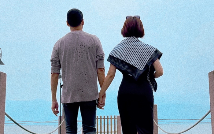 Hương Giang luôn được bạn trai nắm chặt tay ở mọi lúc, mọi nơi. Ảnh: FBNV